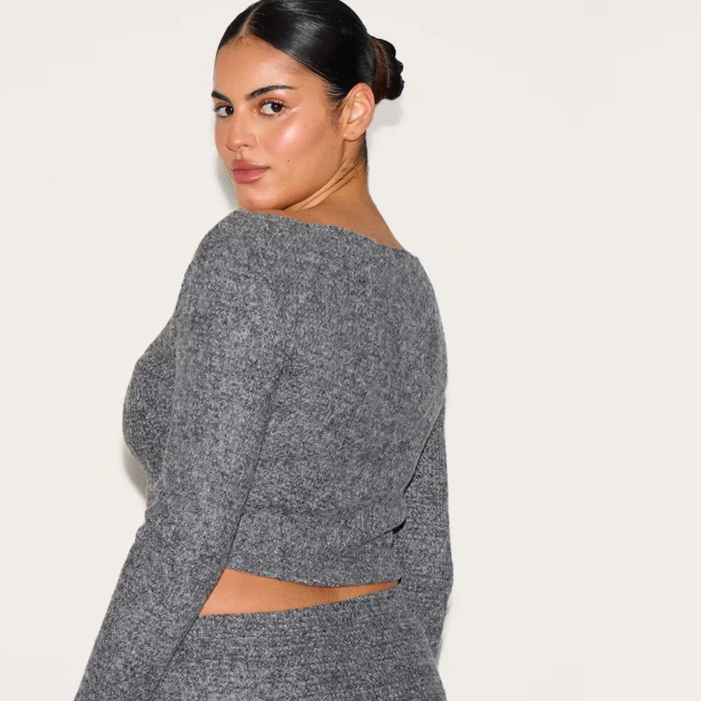 🐣NWT PrettyLittleThing Charcoal Off-Shoulder Sweater - Picture 2 of 12